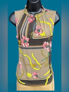 🌸Sleeveless blouse with bold pink floral print, gold chains, and yellow accents